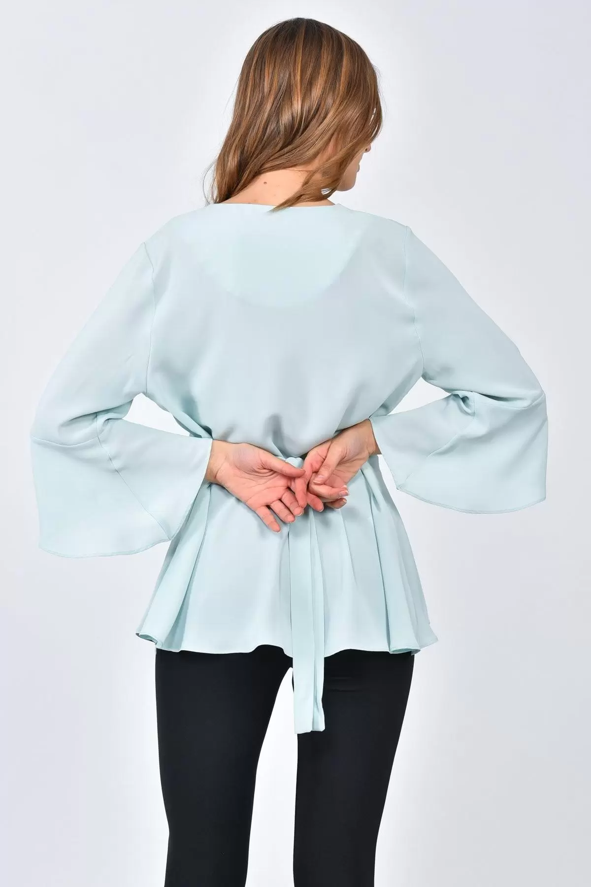 Uzun Yarasa Kol V Yaka Çiçek Aksesuarlı Mint Kadın Bluz