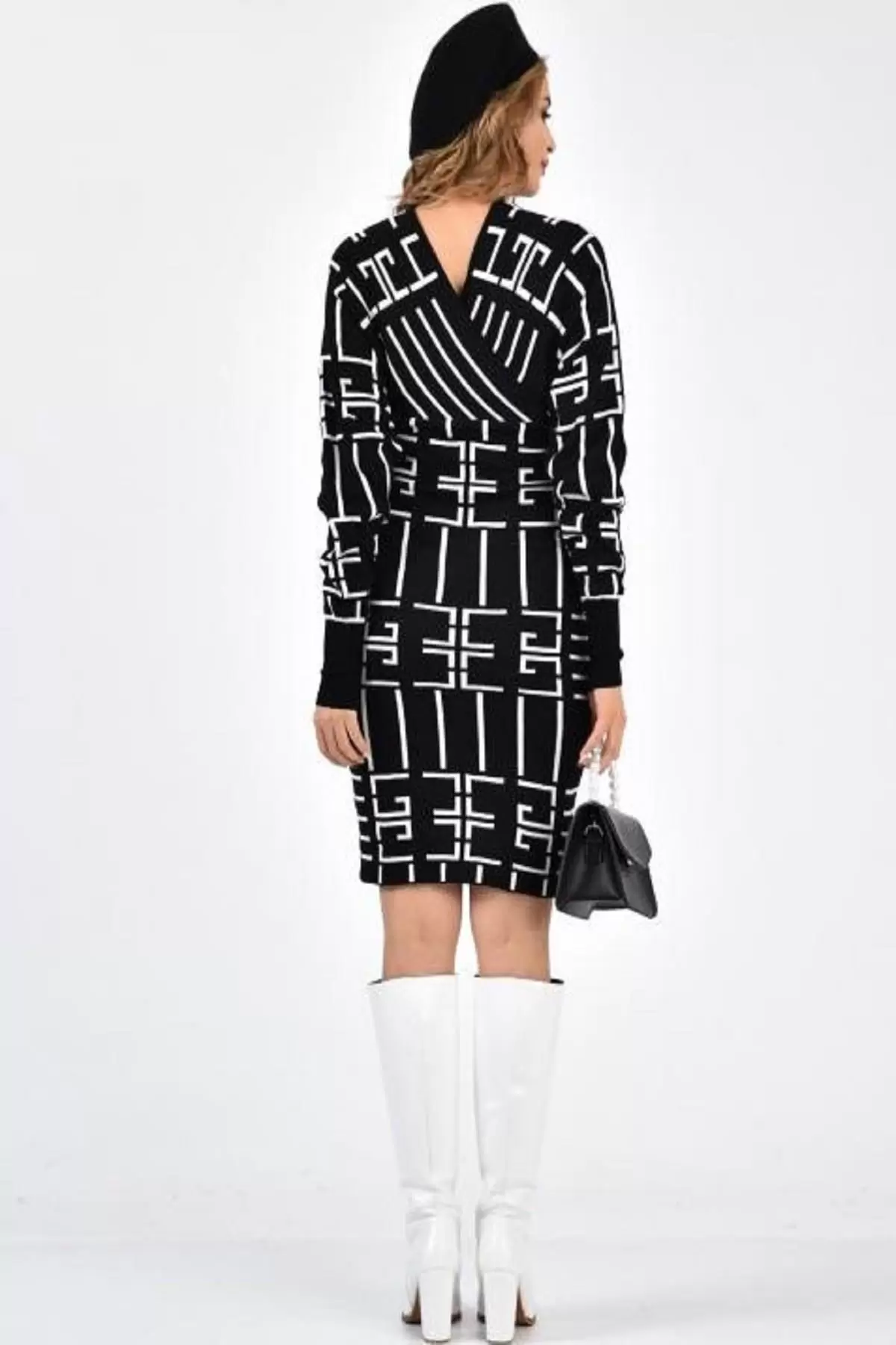 V Yaka Beyaz Çizgili Desenli Siyah Triko Kadın Elbise
