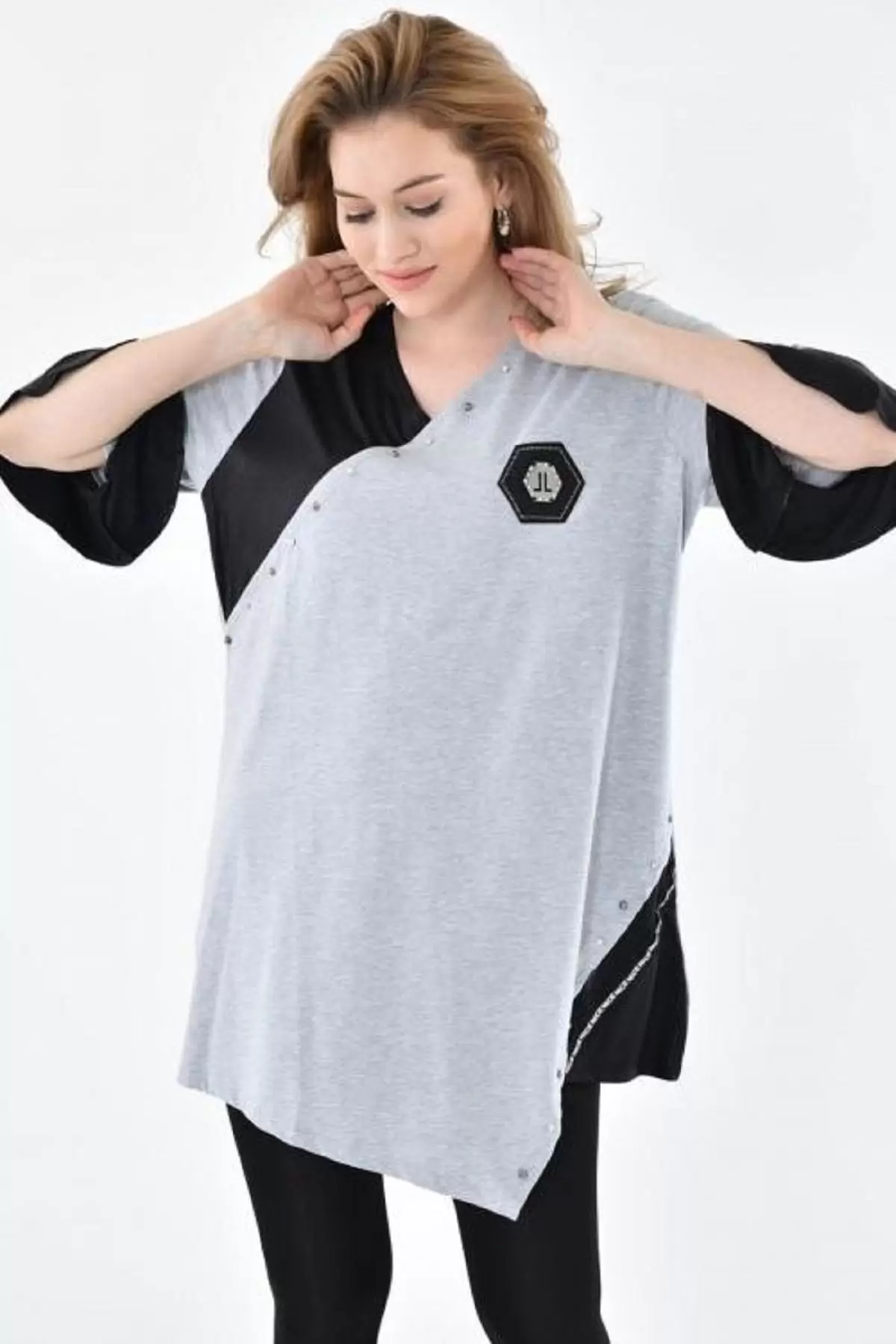 V Yaka Dantel ve Taş Detaylı Asimetrik Kesim Gri Kadın Bluz