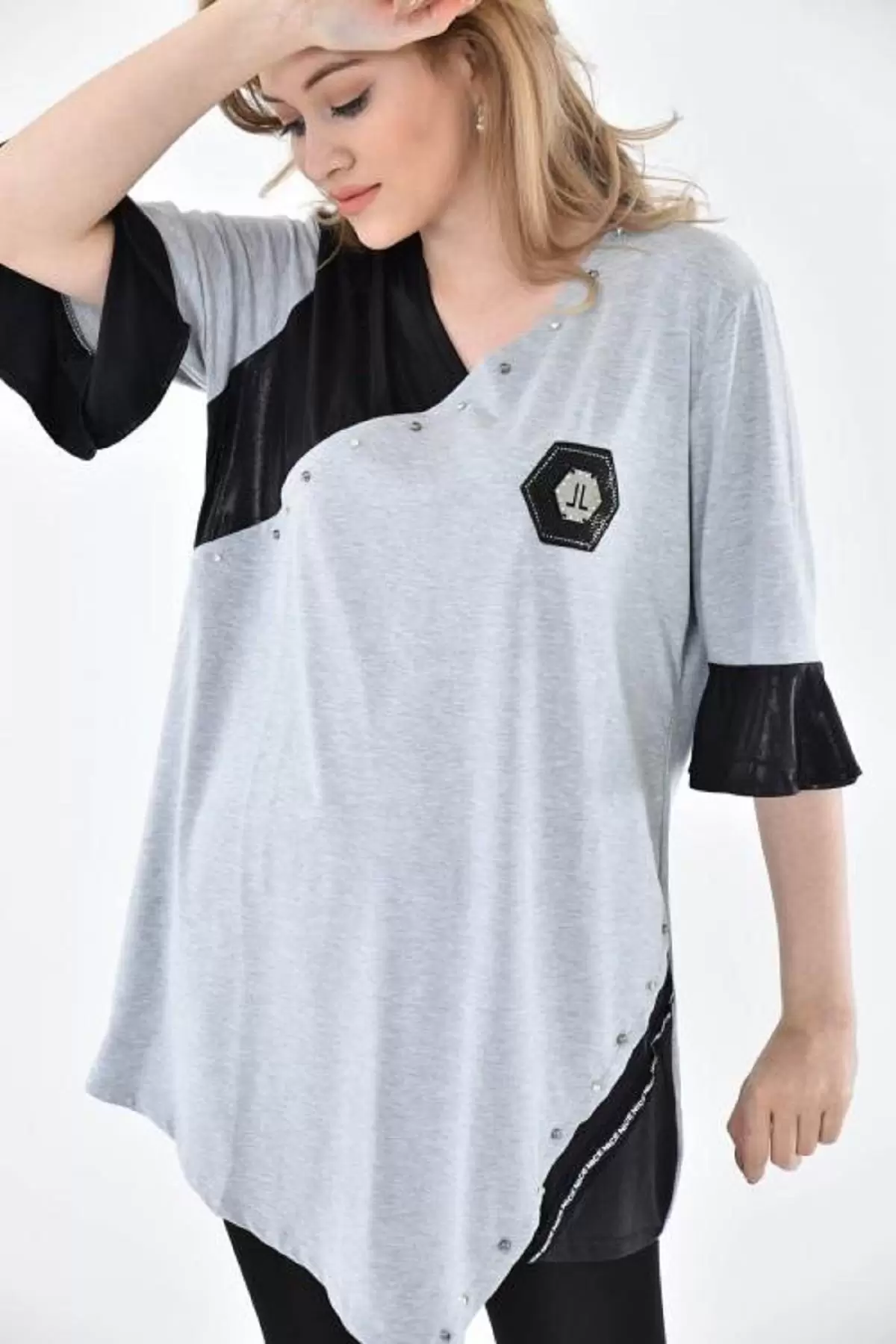 V Yaka Dantel ve Taş Detaylı Asimetrik Kesim Gri Kadın Bluz