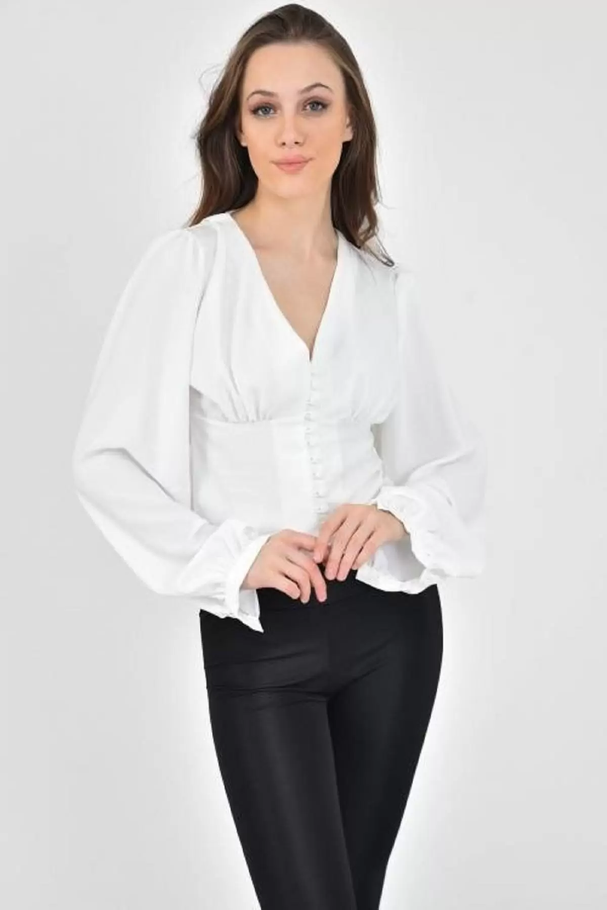 V Yaka Düğmeli Balon Kol Beyaz Kadın Bluz