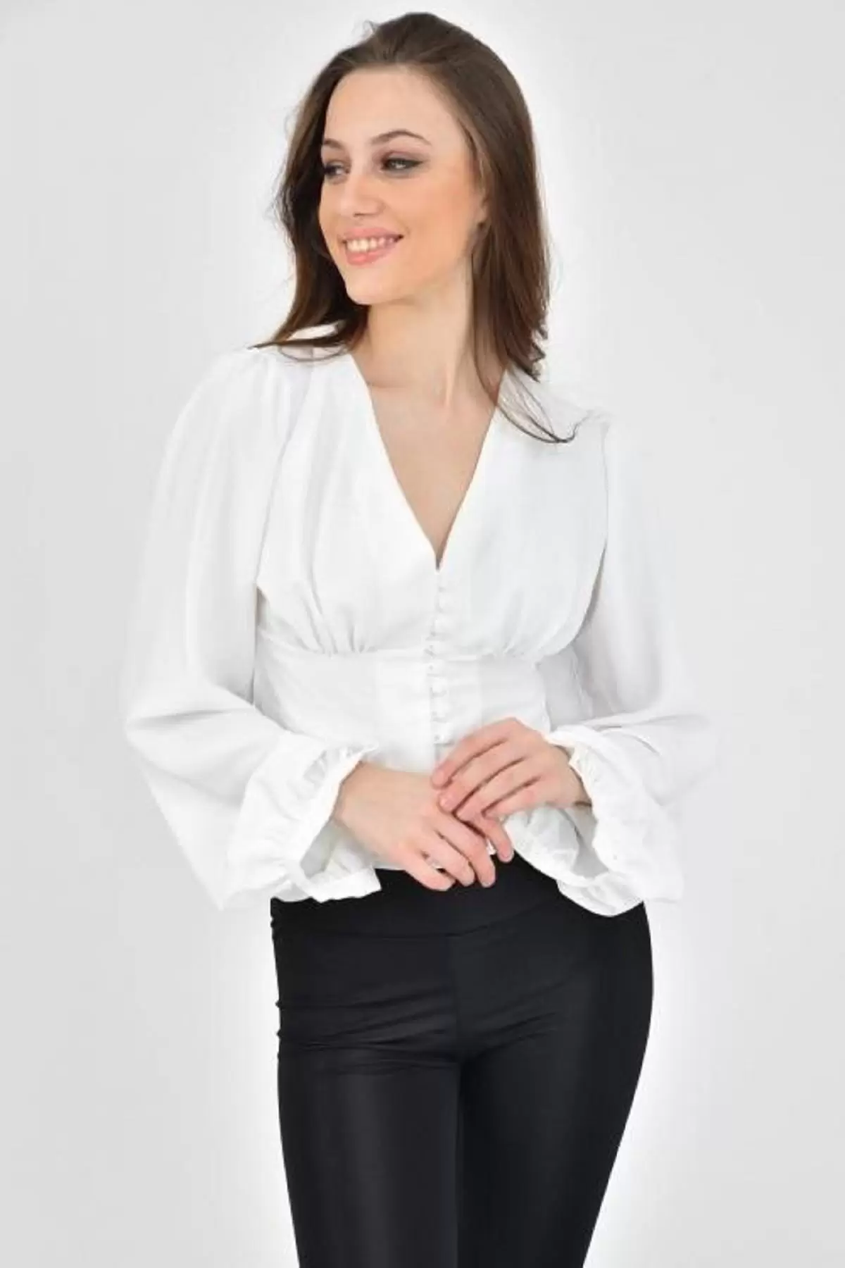 V Yaka Düğmeli Balon Kol Beyaz Kadın Bluz