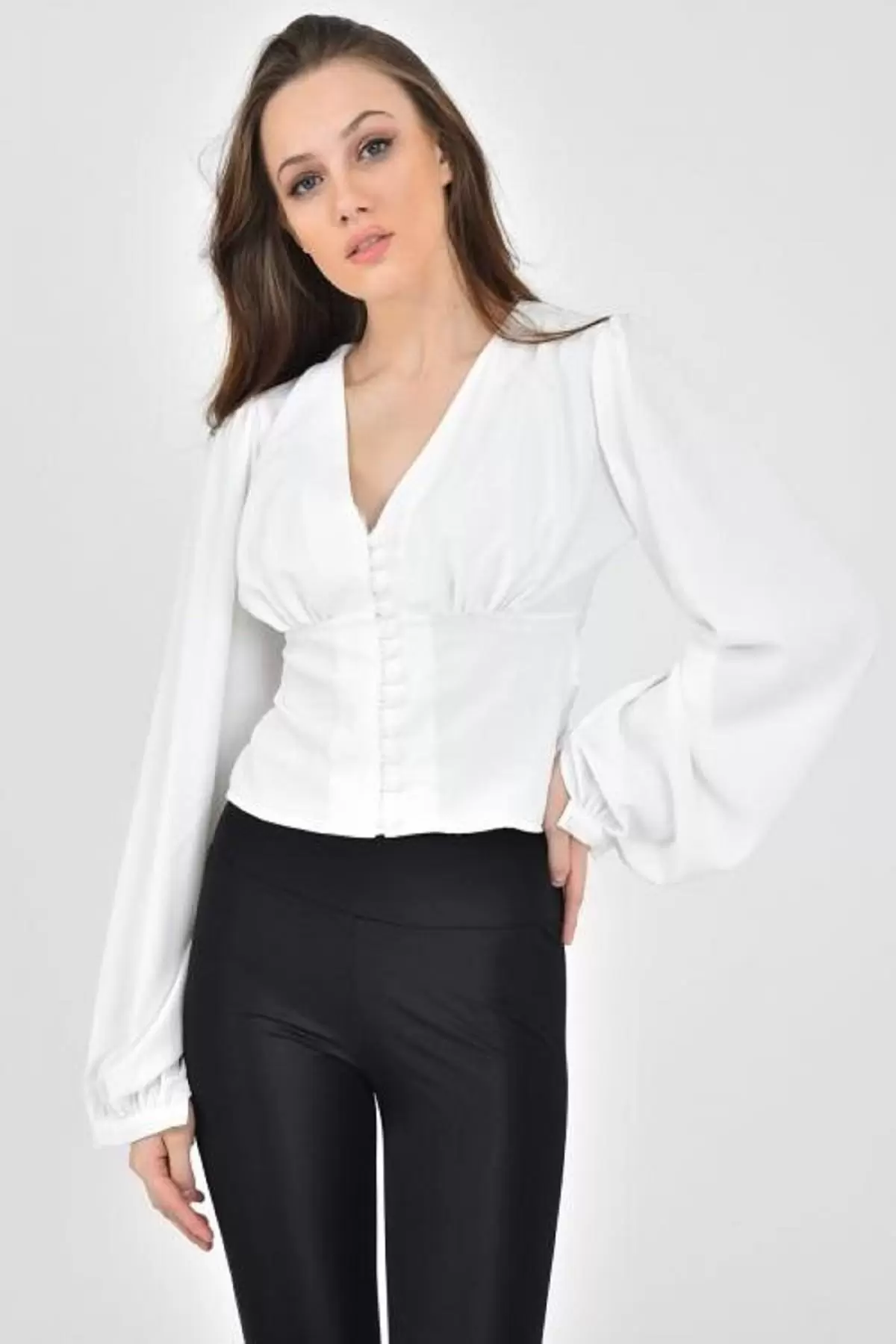 V Yaka Düğmeli Balon Kol Beyaz Kadın Bluz