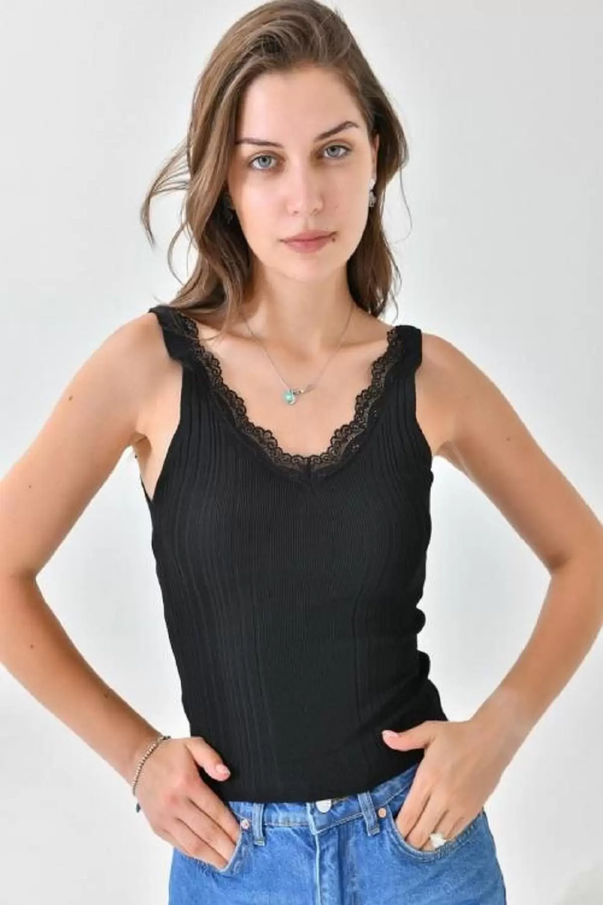 V Yaka Merdiven Dandel Detaylı Siyah Kadın Triko Crop Top