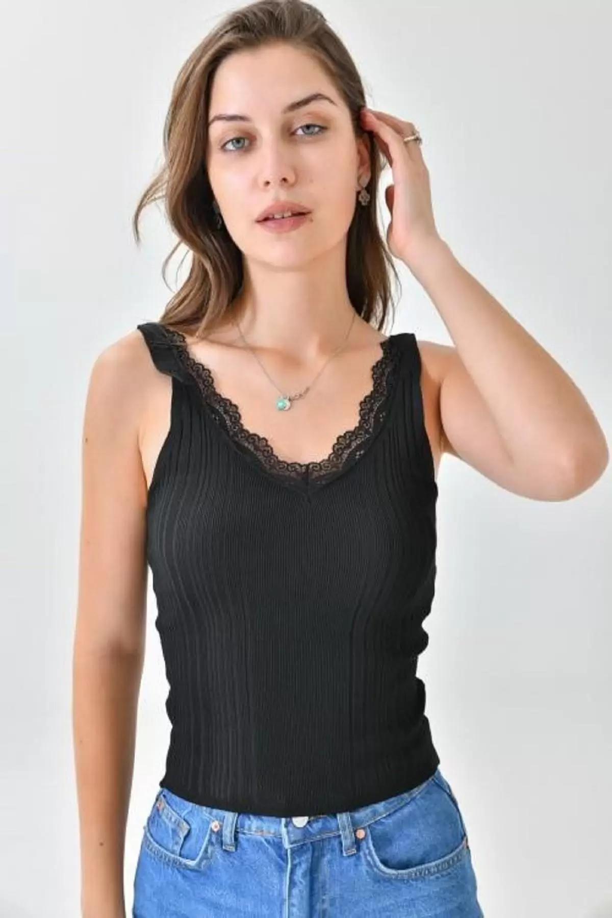 V Yaka Merdiven Dandel Detaylı Siyah Kadın Triko Crop Top