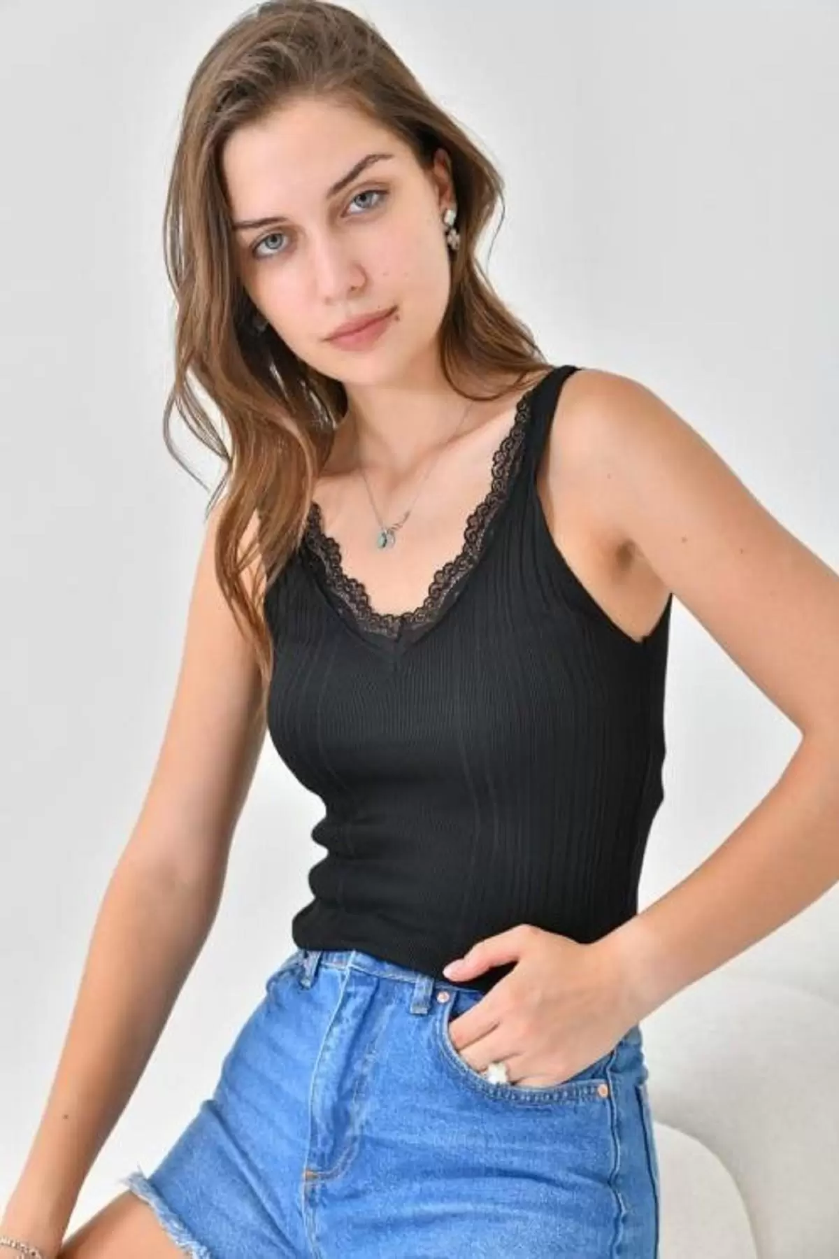 V Yaka Merdiven Dandel Detaylı Siyah Kadın Triko Crop Top