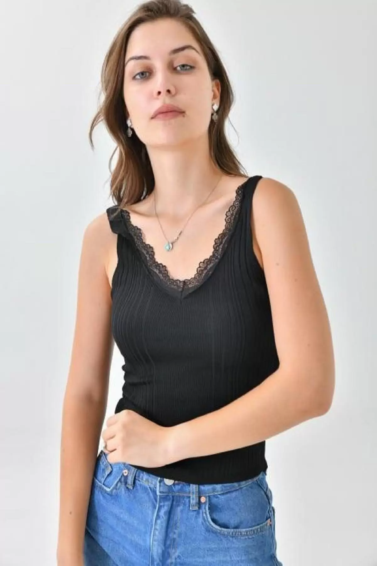 V Yaka Merdiven Dandel Detaylı Siyah Kadın Triko Crop Top