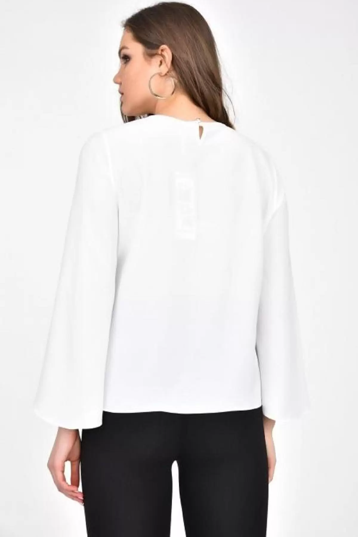 V Yaka Taş ve İnci Broşlu Yarasa Kol Beyaz Kadın Bluz