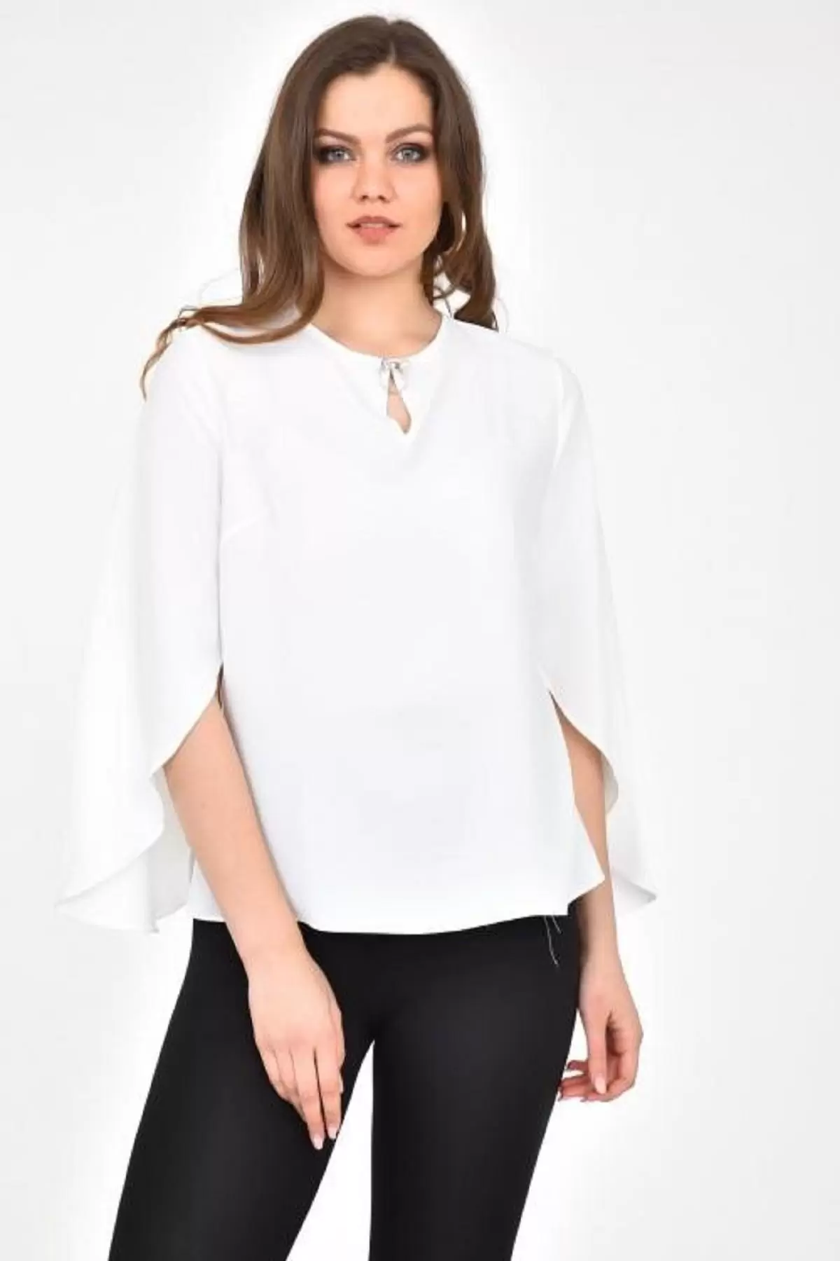 V Yaka Taş ve İnci Broşlu Yarasa Kol Beyaz Kadın Bluz