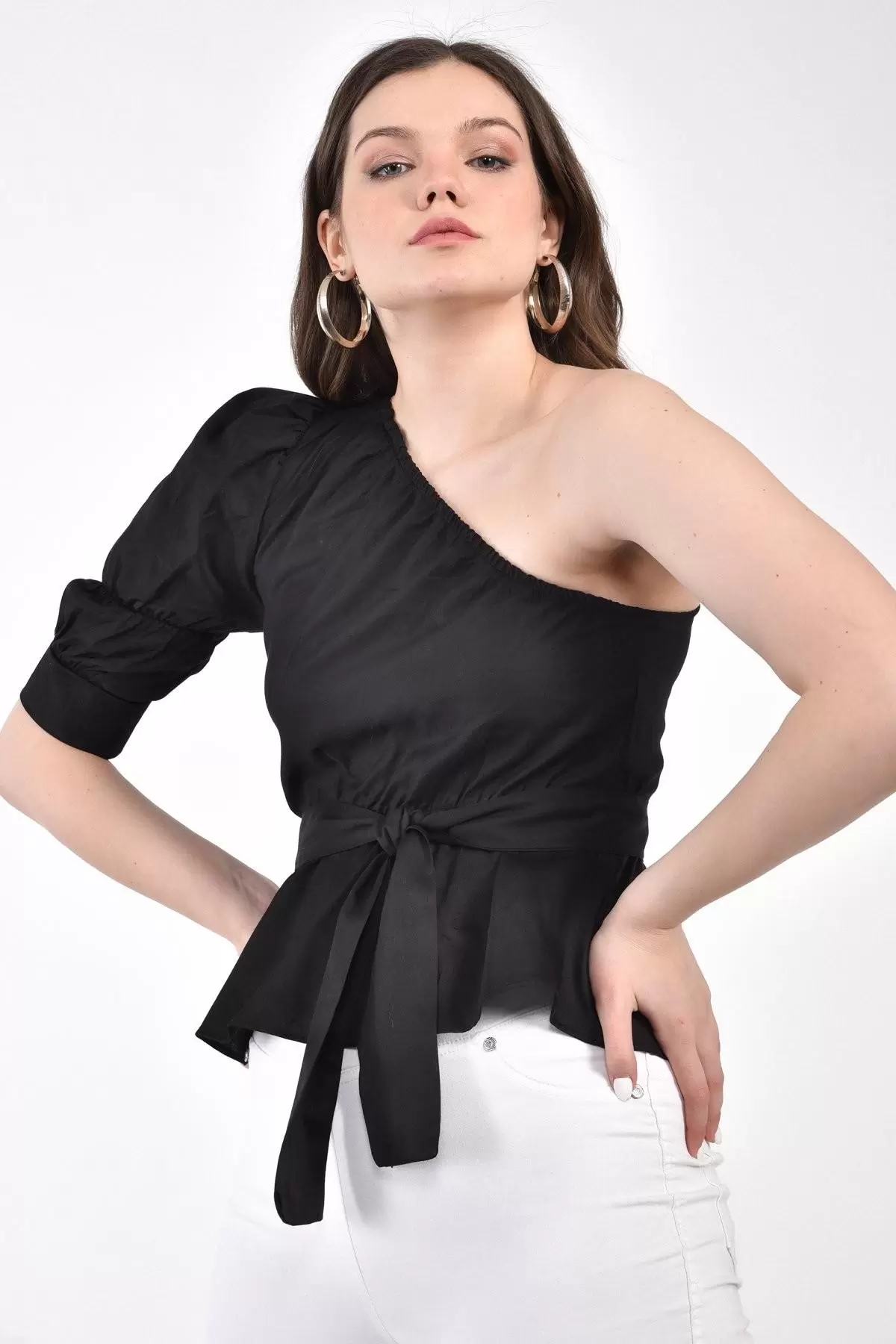 Volen Tek Kollu Kuşaklı Omuzdan Lastikli Siyah Kadın Bluz