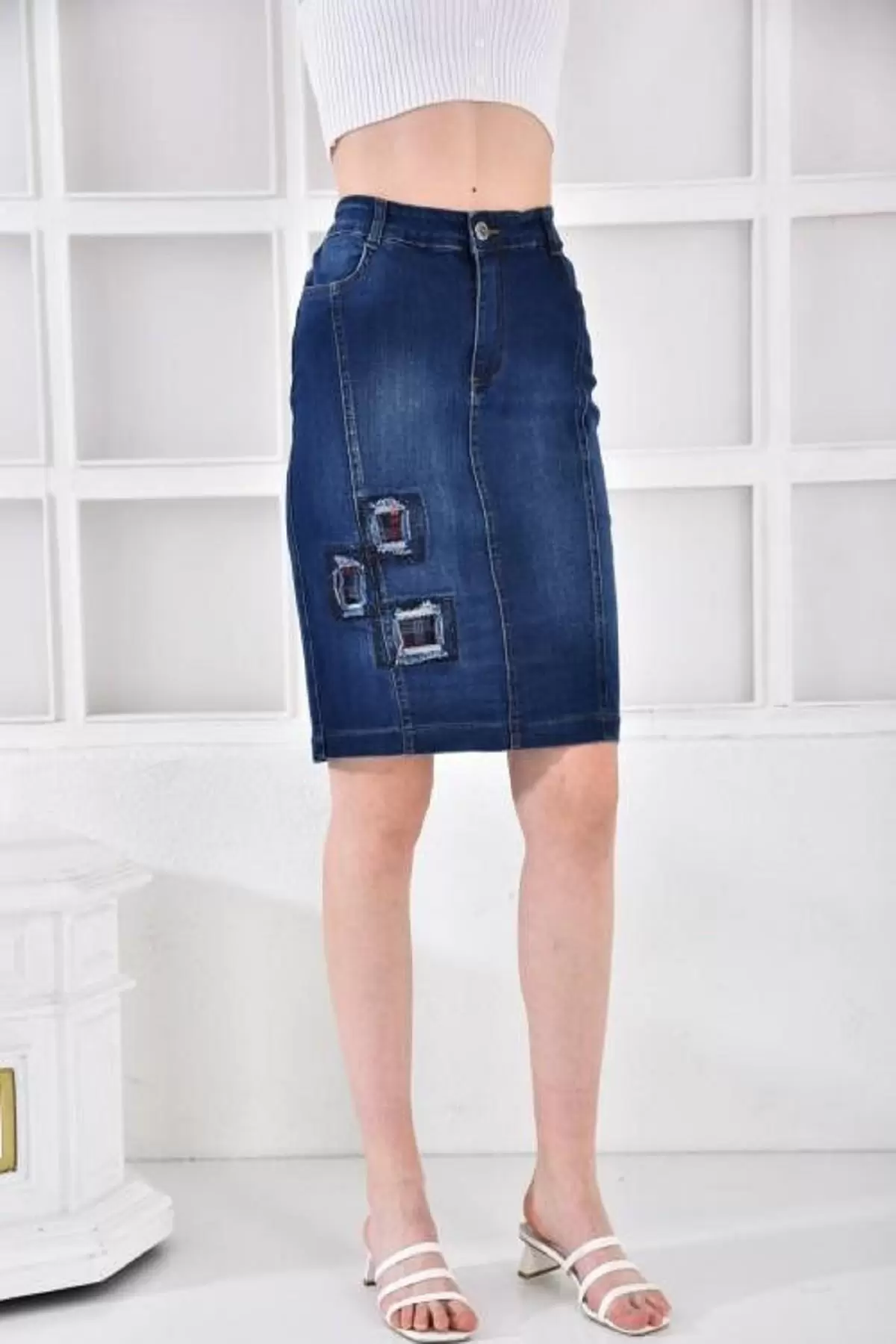 Yamalı ve Taşlı Yırtmaçlı Yıkamalı Mavi Kadın Kot Etek