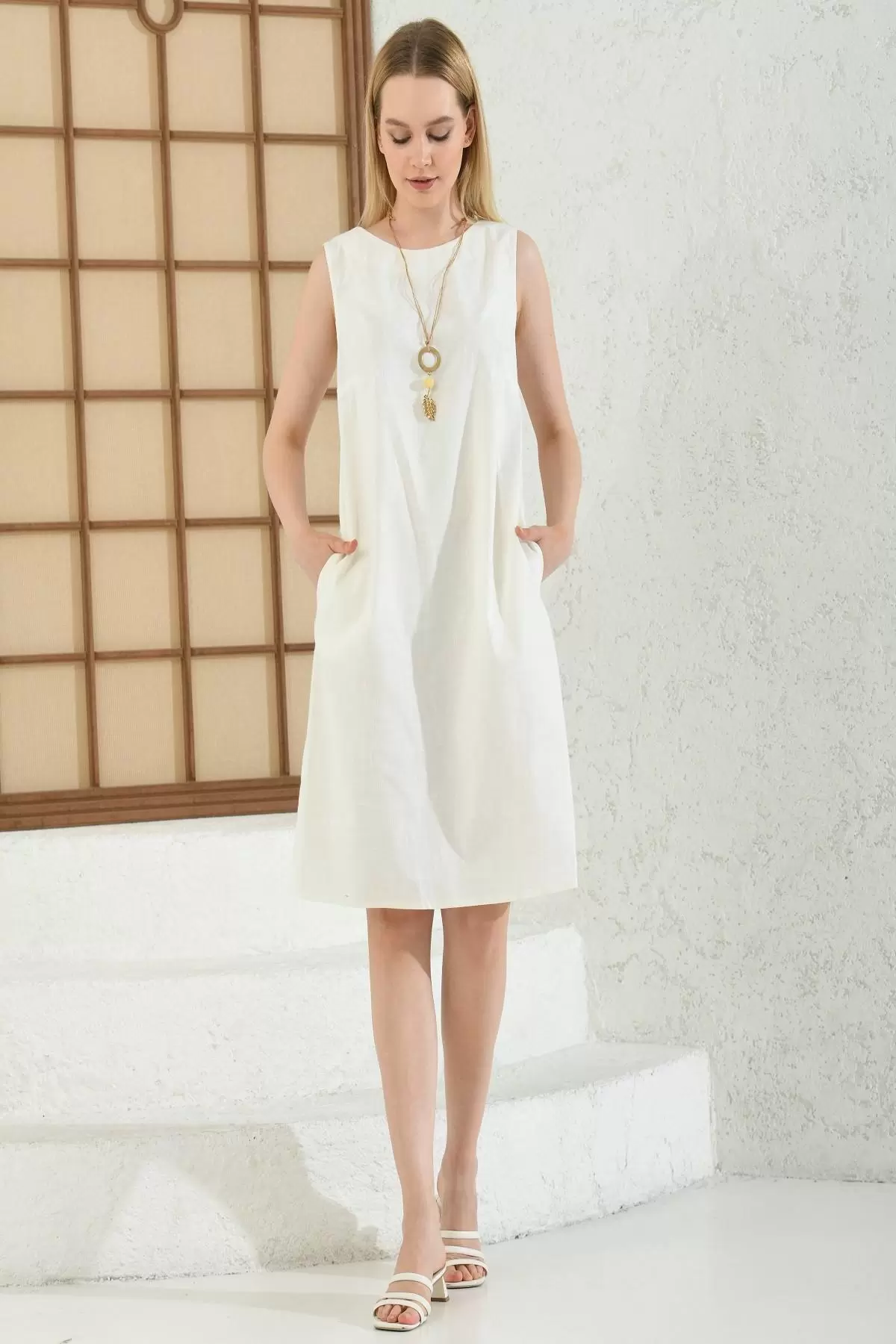 Yandan Cepli Takı Detaylı Kolsuz Beyaz Kadın Elbise