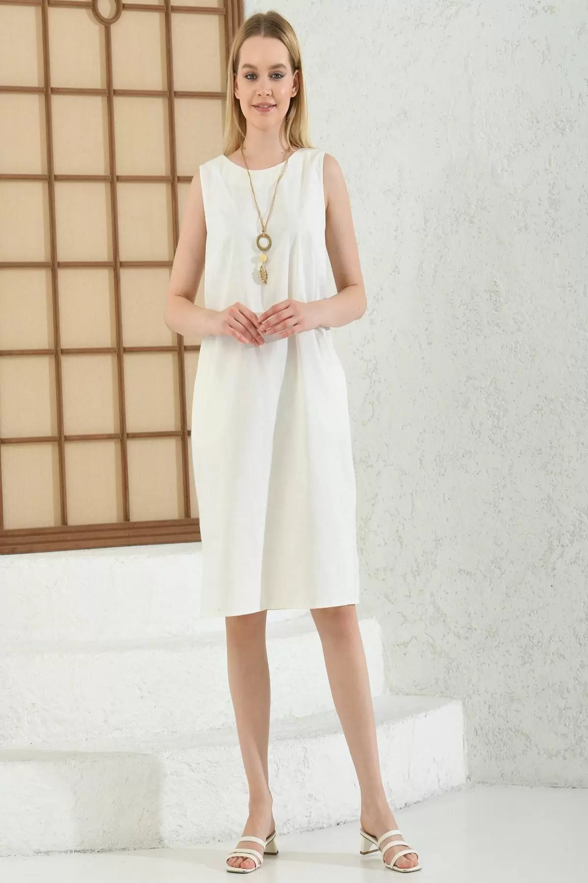 Yandan Cepli Takı Detaylı Kolsuz Beyaz Kadın Elbise