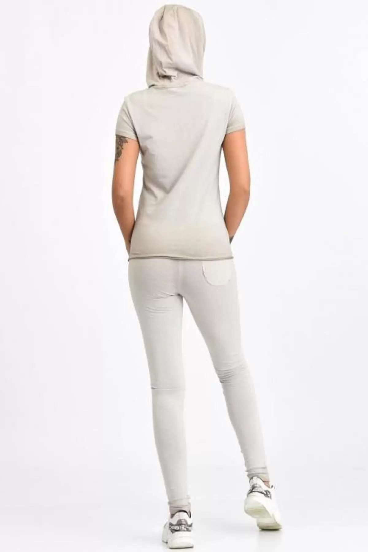 Yıkamalı Kısa Kollu Kapüşonlu ve Fermuarlı Nakışlı Bej Kadın Eşofman Takım