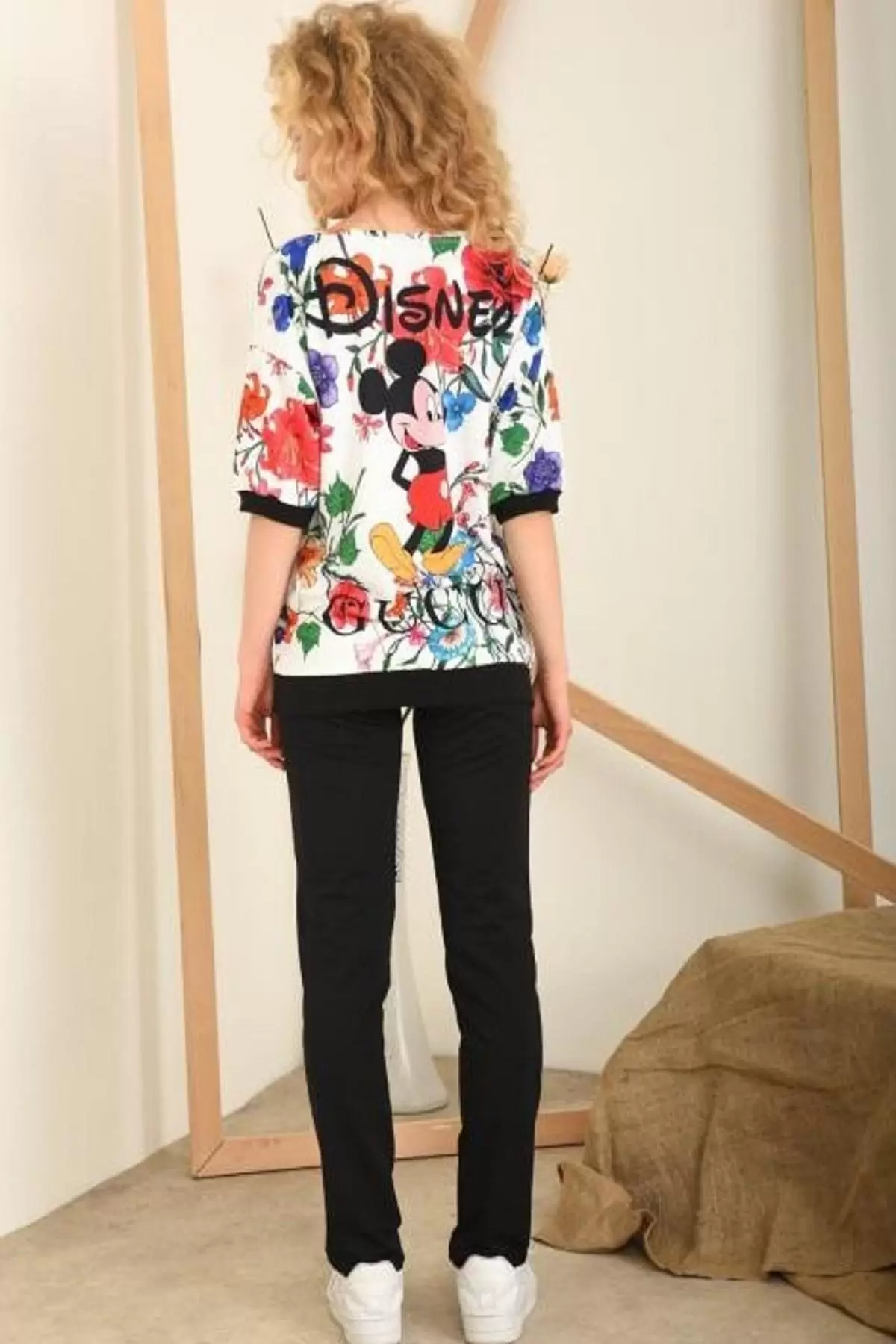 Yuvarlak Yaka Çiçek Desenli ve Disney Baskılı Kısa Kollu Siyah-Beyaz Kadın Eşofman Takım