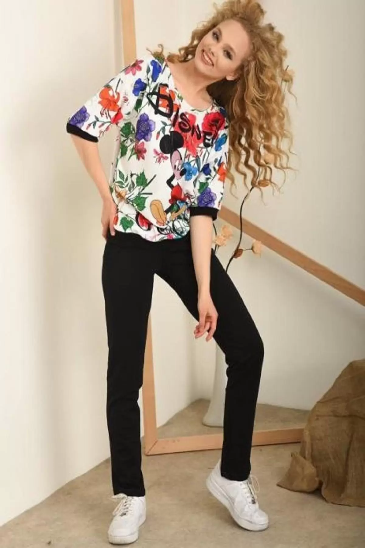 Yuvarlak Yaka Çiçek Desenli ve Disney Baskılı Kısa Kollu Siyah-Beyaz Kadın Eşofman Takım