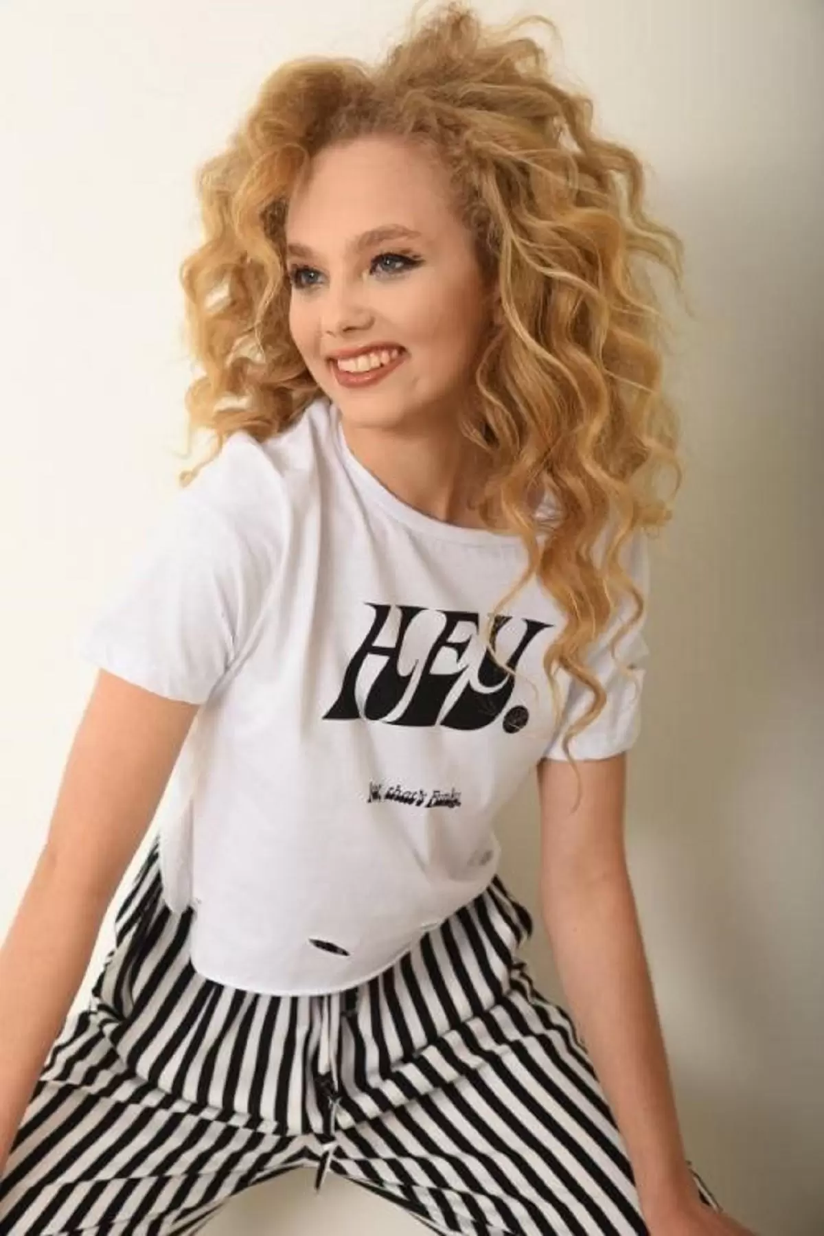 Yuvarlak Yaka Hey Baskılı Delikli Beyaz Tişört ve Siyah Çizgili Kadın Eşofman Takım