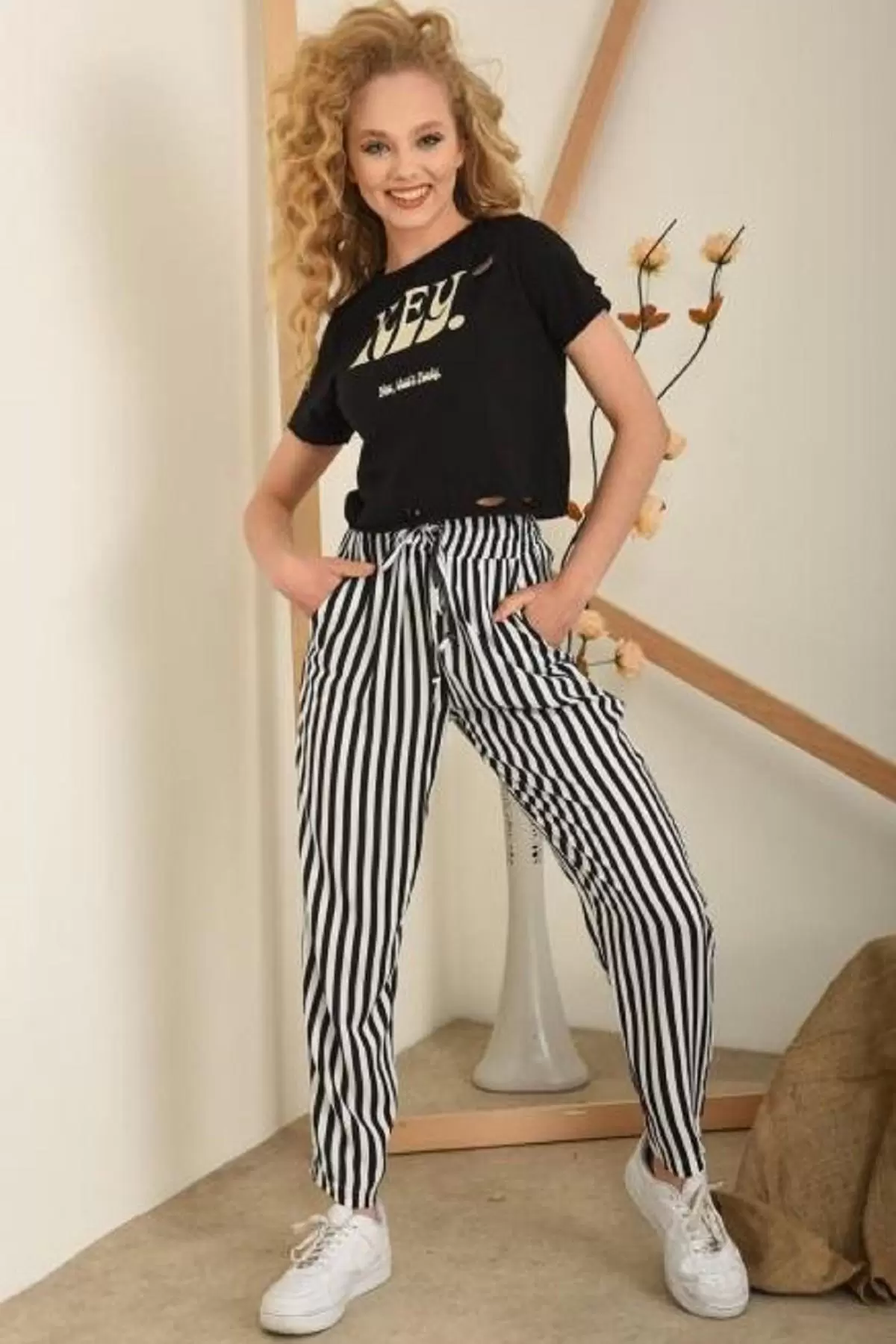 Yuvarlak Yaka Hey Baskılı Delikli Siyah Tişört ve Siyah Çizgili Kadın Eşofman Takım
