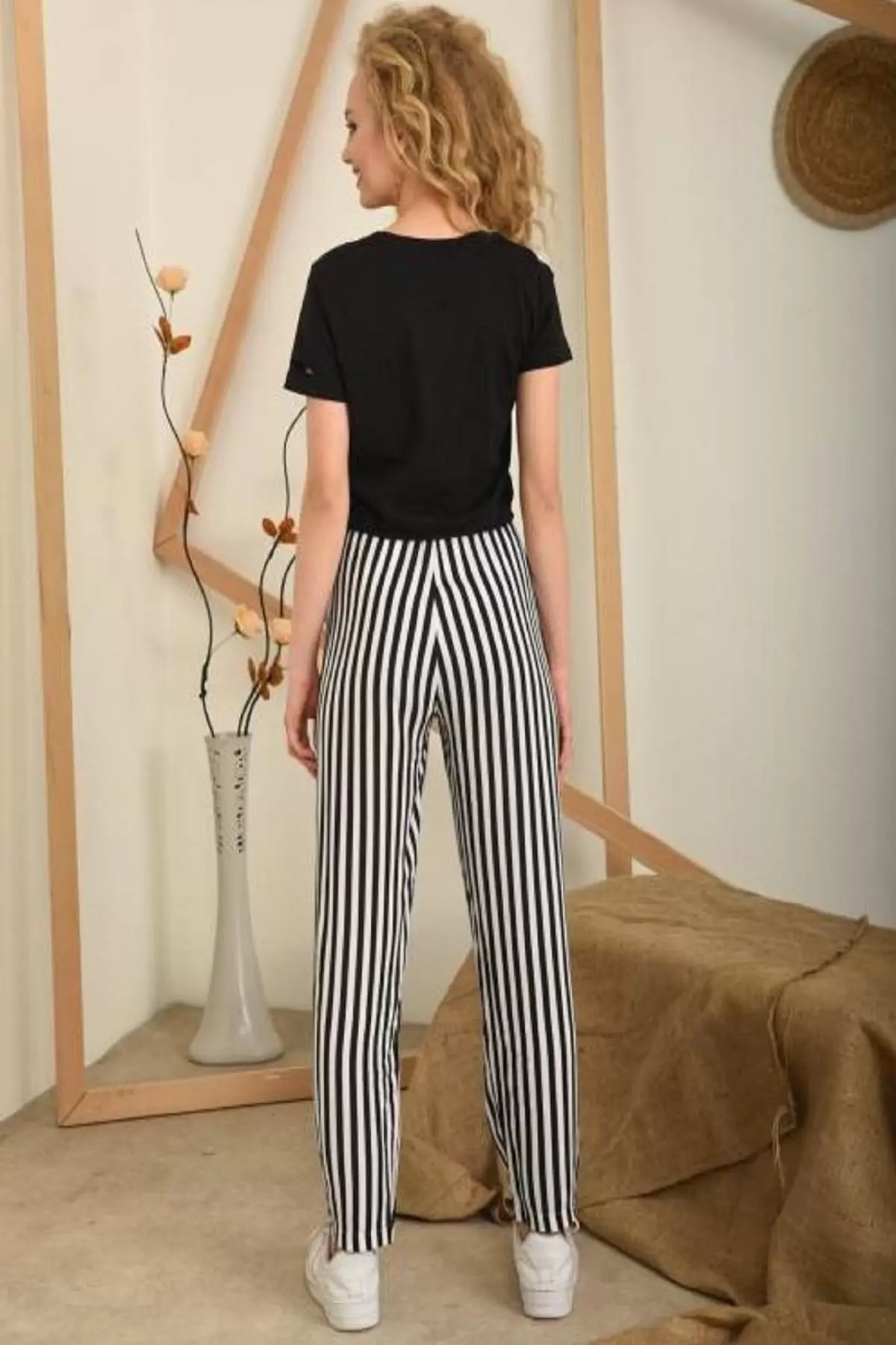 Yuvarlak Yaka Hey Baskılı Delikli Siyah Tişört ve Siyah Çizgili Kadın Eşofman Takım