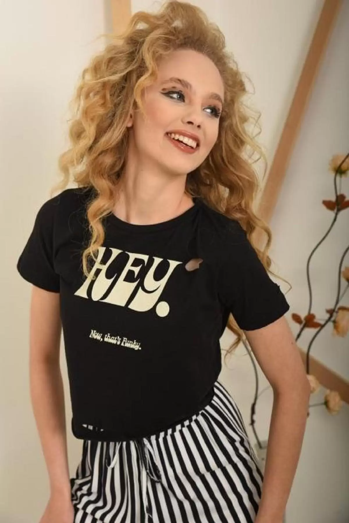 Yuvarlak Yaka Hey Baskılı Delikli Siyah Tişört ve Siyah Çizgili Kadın Eşofman Takım