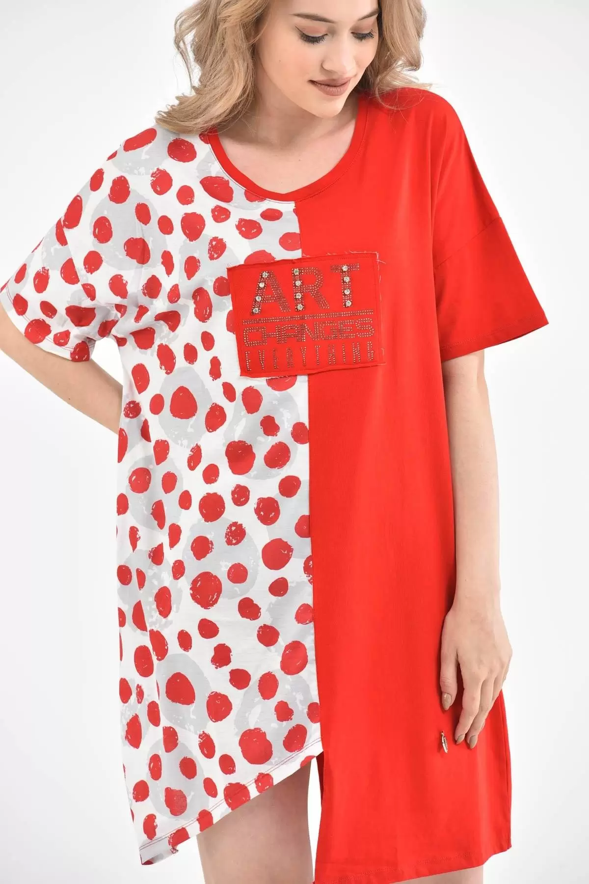 Yuvarlak Yaka Puantiyeli ve Taşlı Kırmızı-Beyaz Kadın Elbise