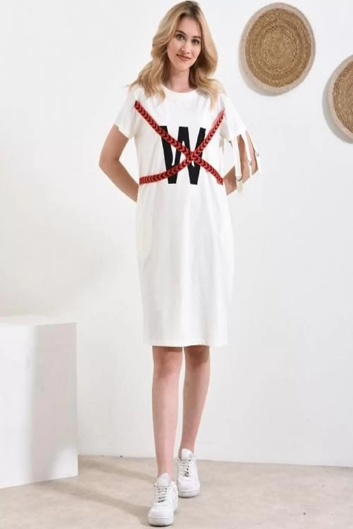 Yuvarlak Yaka Şeritli Püsküllü ve Cepli Salaş Beyaz Kadın Elbise