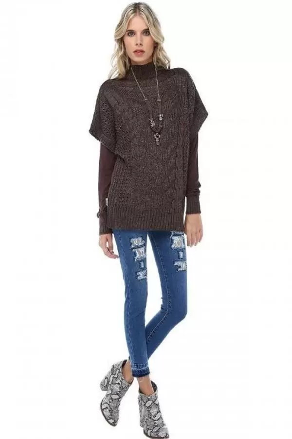 Balıkçı Yaka Body'li Aksesuarlı Düz Saç Örgülü Kahve Triko Bluz