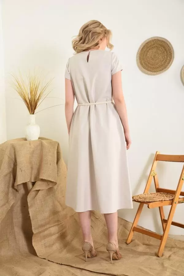 Bisiklet Yaka Kısa Kollu Broş ve Bağcıklı Bej Kadın Elbise