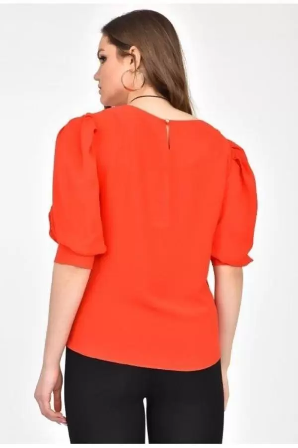 Bisiklet Yaka Omuz Pile ve Takı Detaylı Kısa Kollu Kırmızı Kadın Bluz