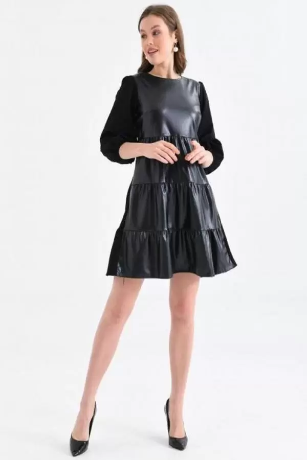 Bisiklet Yaka Sırt Detaylı Siyah Deri Elbise