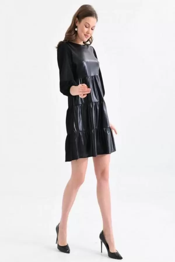 Bisiklet Yaka Sırt Detaylı Siyah Deri Elbise
