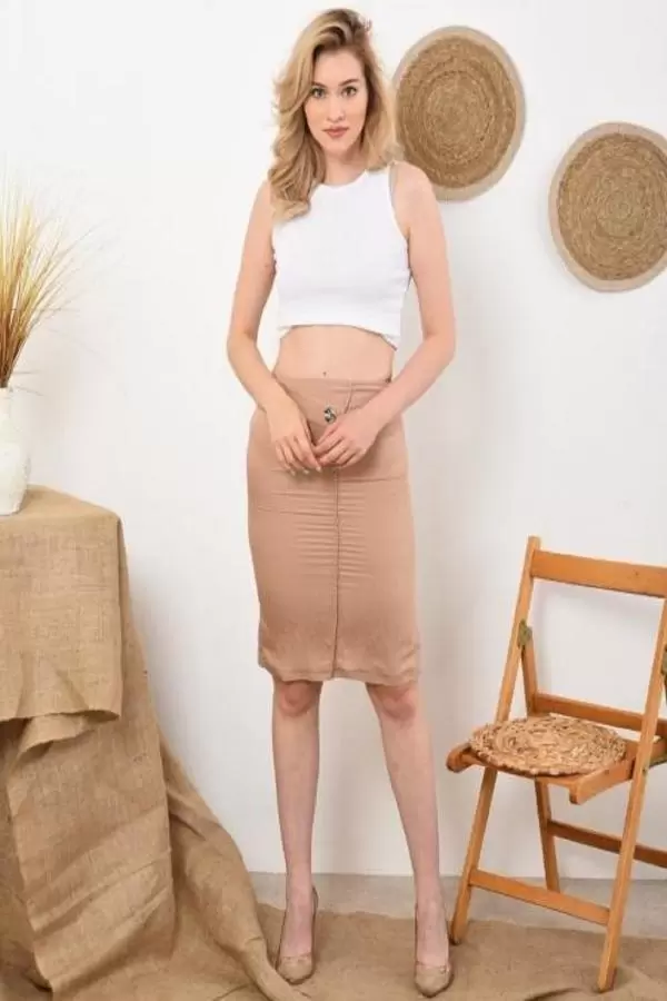 Düğmeli ve Asimetrik Kesimli Fermuarlı Bej Kadın Etek