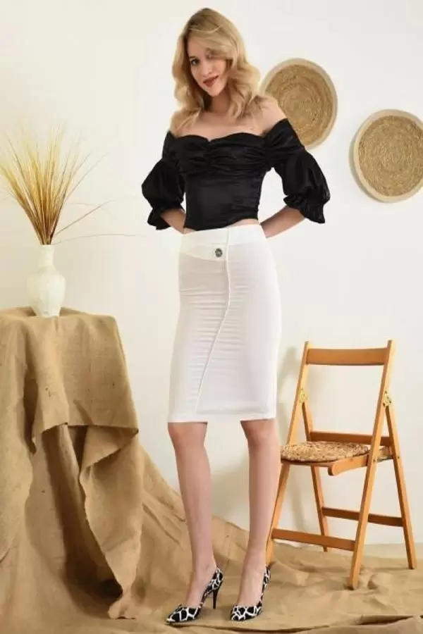 Düğmeli ve Asimetrik Kesimli Fermuarlı Beyaz Kadın Etek