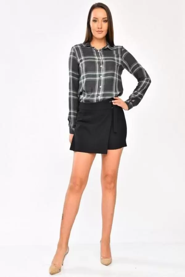 Haki Çizgili Gri Gömlek ve Siyah Şort Etekli Kadın Elbise