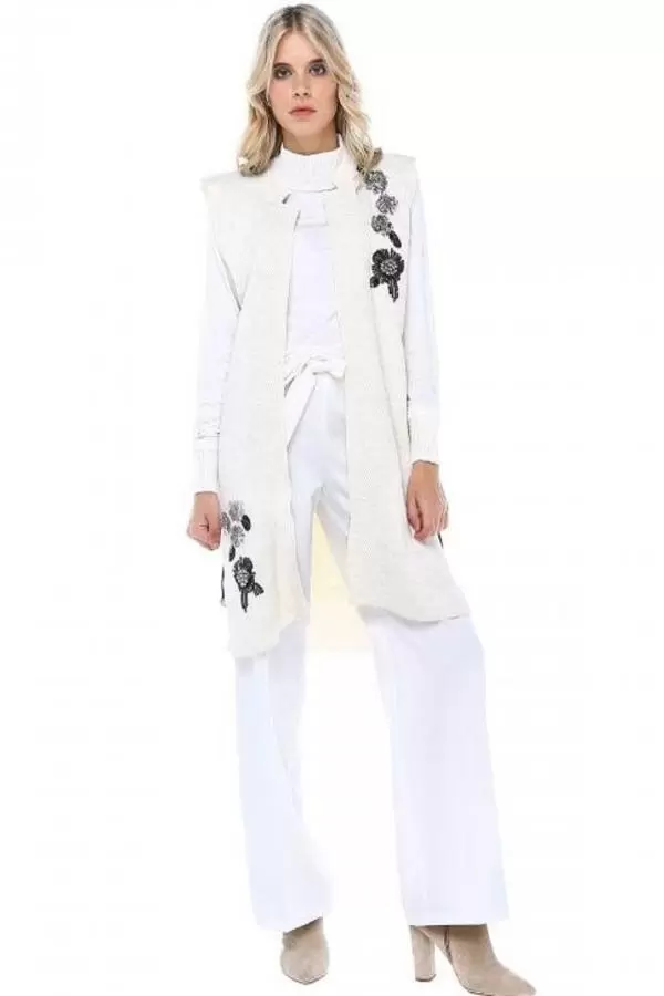 İncili ve Pullu Bej Triko Kadın Yelek