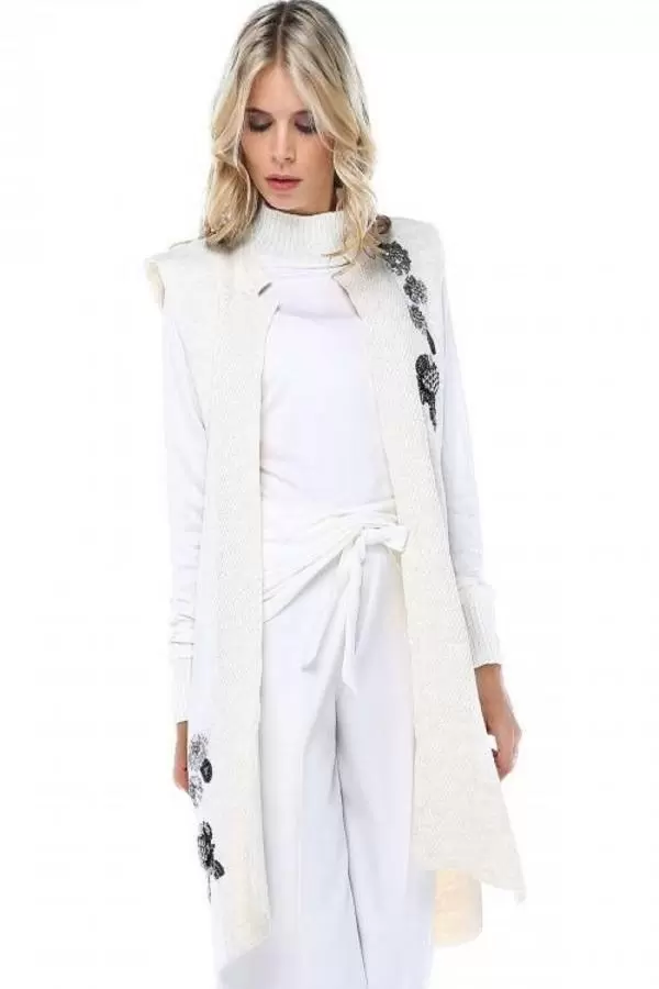 İncili ve Pullu Bej Triko Kadın Yelek