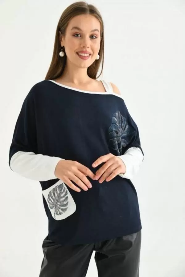 Kayık Yaka Omuz Detaylı Nakış ve Taşlı Lacivert Bluz
