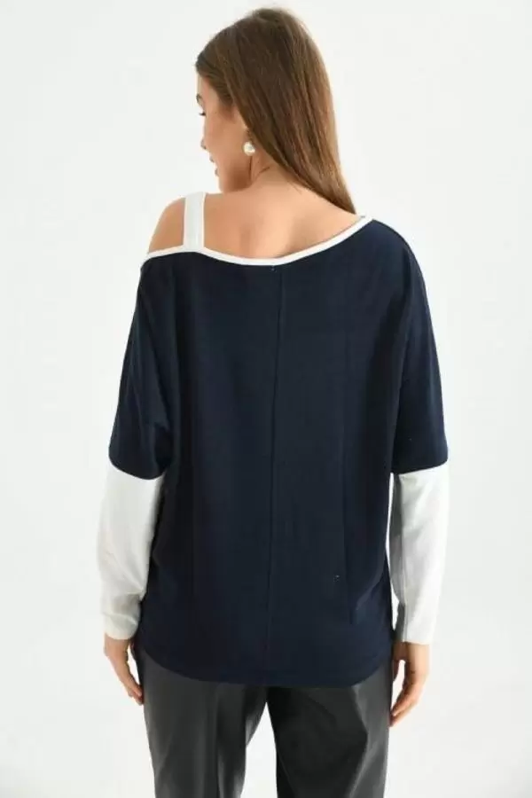 Kayık Yaka Omuz Detaylı Nakış ve Taşlı Lacivert Bluz