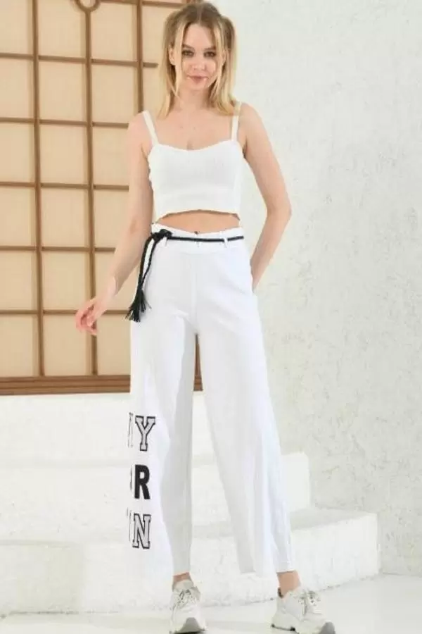 Taş İşlemeli Geniş Paçalı ve Deri Kemerli Beyaz Kadın Pantolon