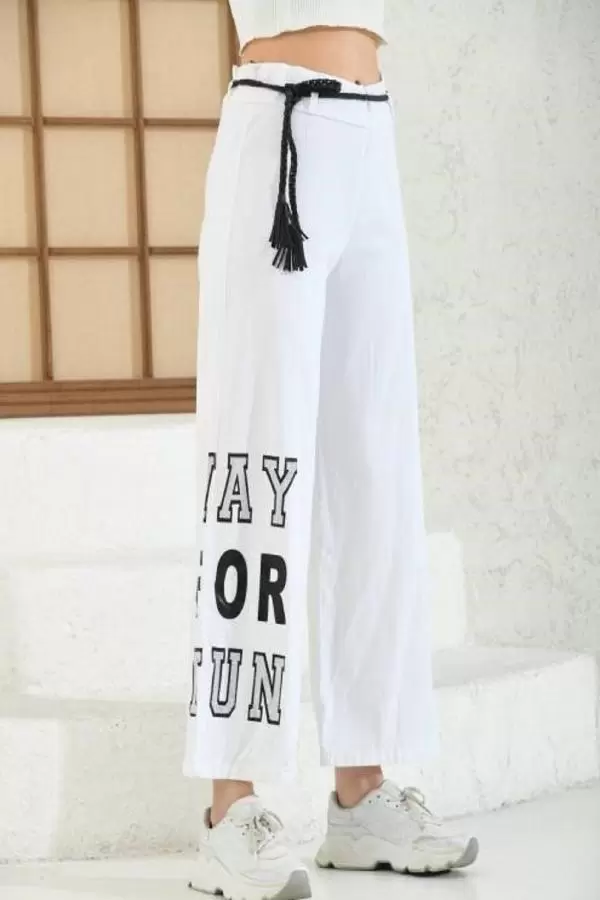 Taş İşlemeli Geniş Paçalı ve Deri Kemerli Beyaz Kadın Pantolon