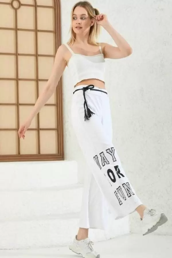 Taş İşlemeli Geniş Paçalı ve Deri Kemerli Beyaz Kadın Pantolon