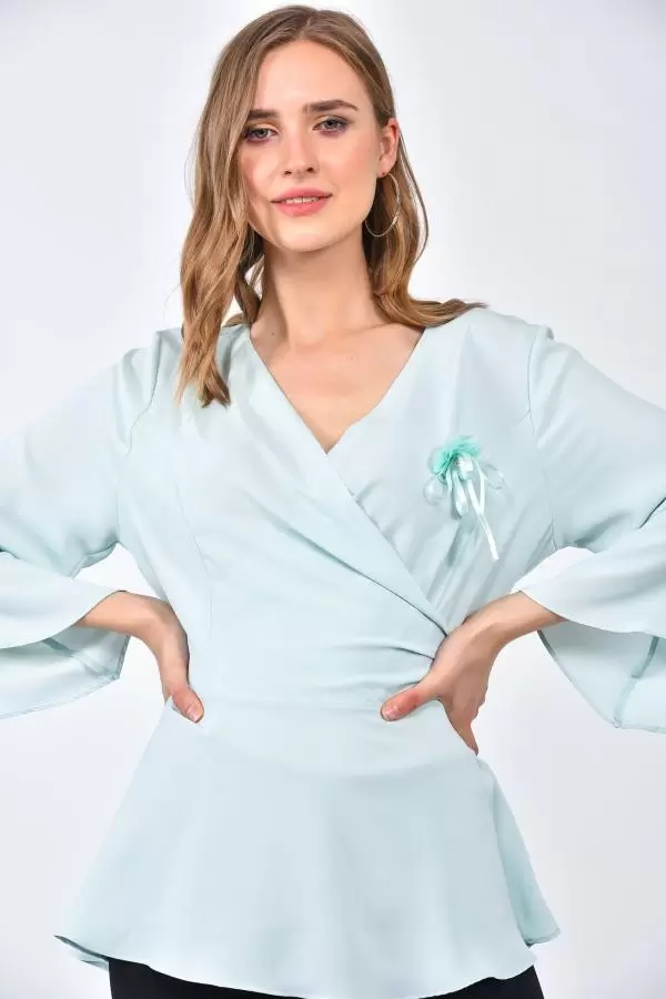 Uzun Yarasa Kol V Yaka Çiçek Aksesuarlı Mint Kadın Bluz