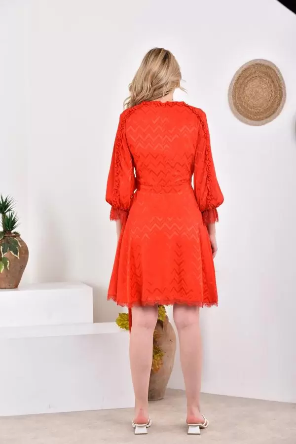 V Yaka Dantelli ve Uzun kollu Dekolteli Kırmızı Abiye Elbise