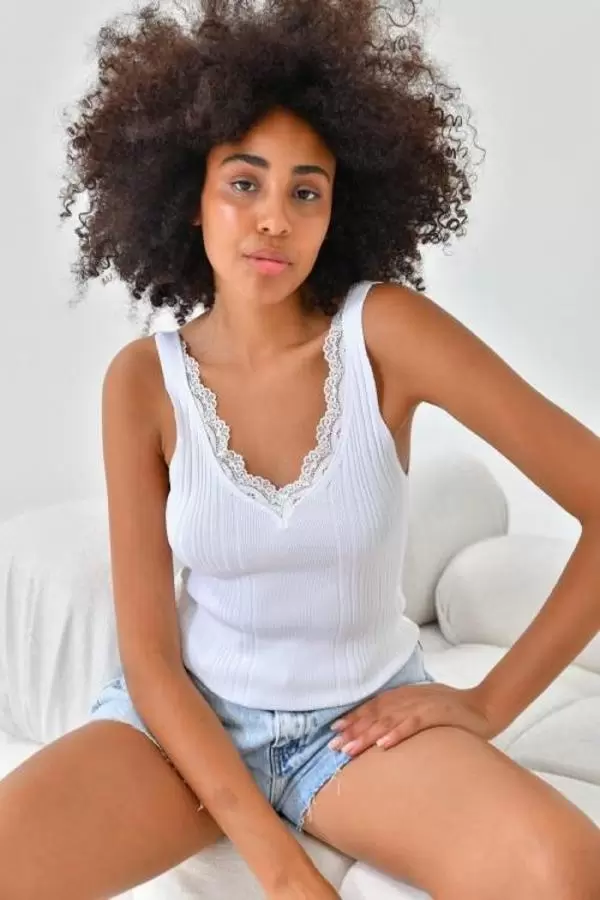 V Yaka Merdiven Dandel Detaylı Beyaz Kadın Triko Crop Top