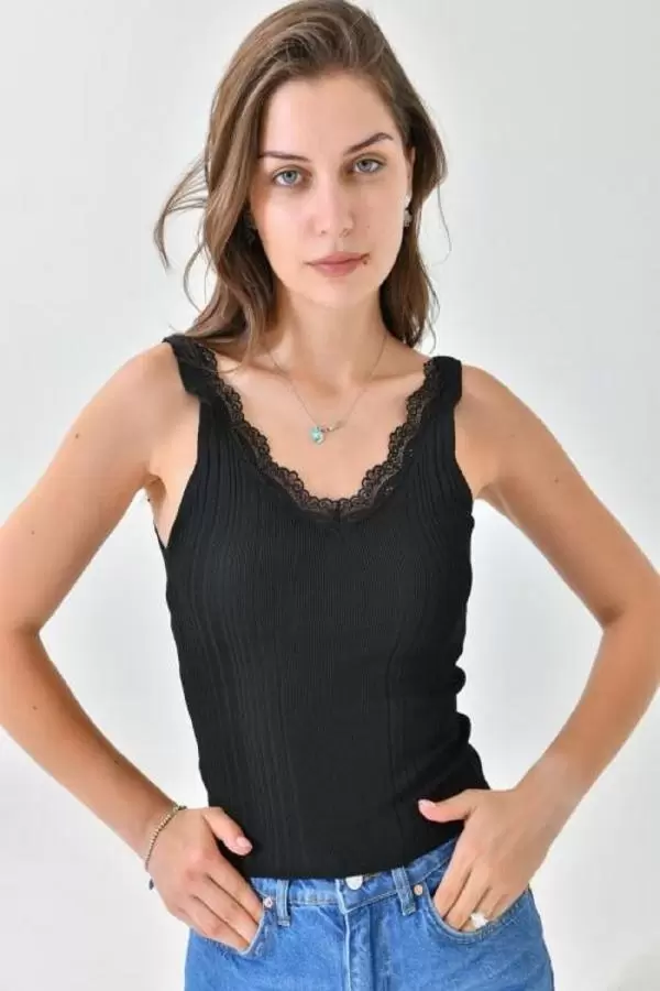 V Yaka Merdiven Dandel Detaylı Siyah Kadın Triko Crop Top