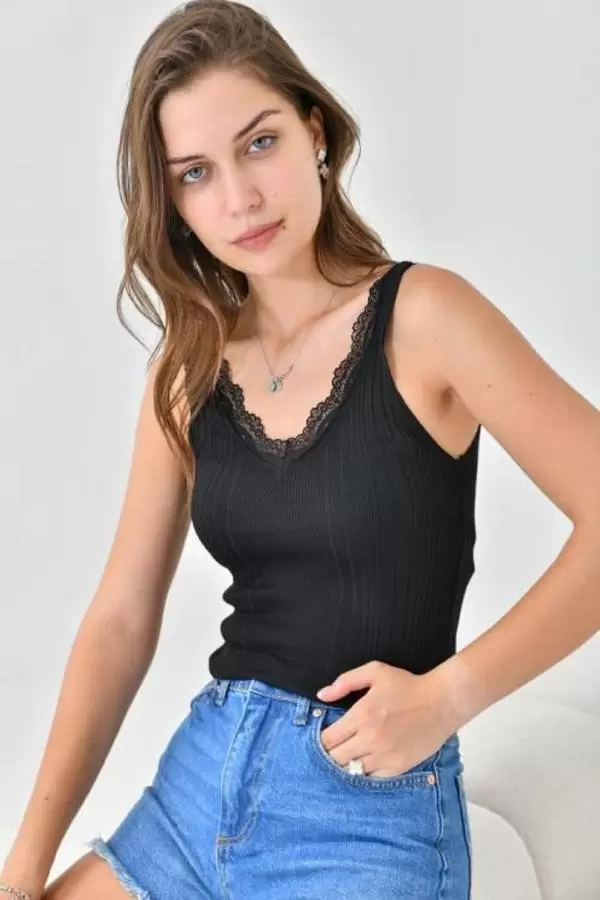 V Yaka Merdiven Dandel Detaylı Siyah Kadın Triko Crop Top