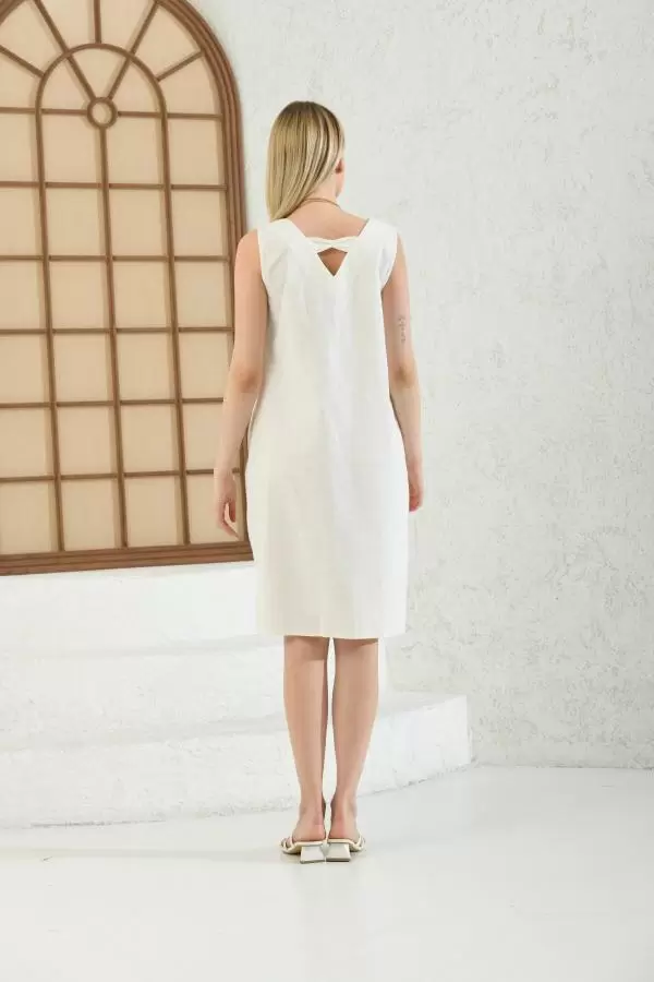 Yandan Cepli Takı Detaylı Kolsuz Beyaz Kadın Elbise