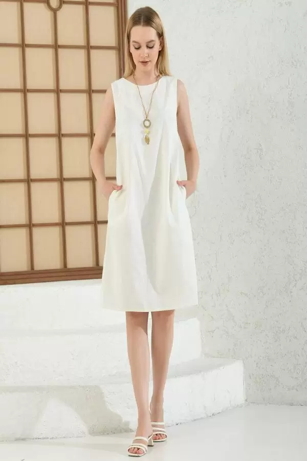 Yandan Cepli Takı Detaylı Kolsuz Beyaz Kadın Elbise