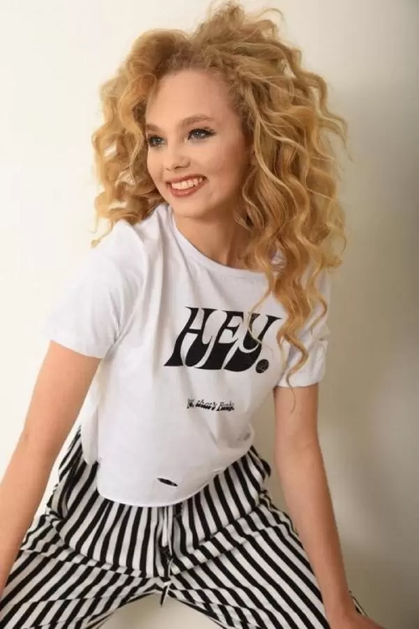 Yuvarlak Yaka Hey Baskılı Delikli Beyaz Tişört ve Siyah Çizgili Kadın Eşofman Takım