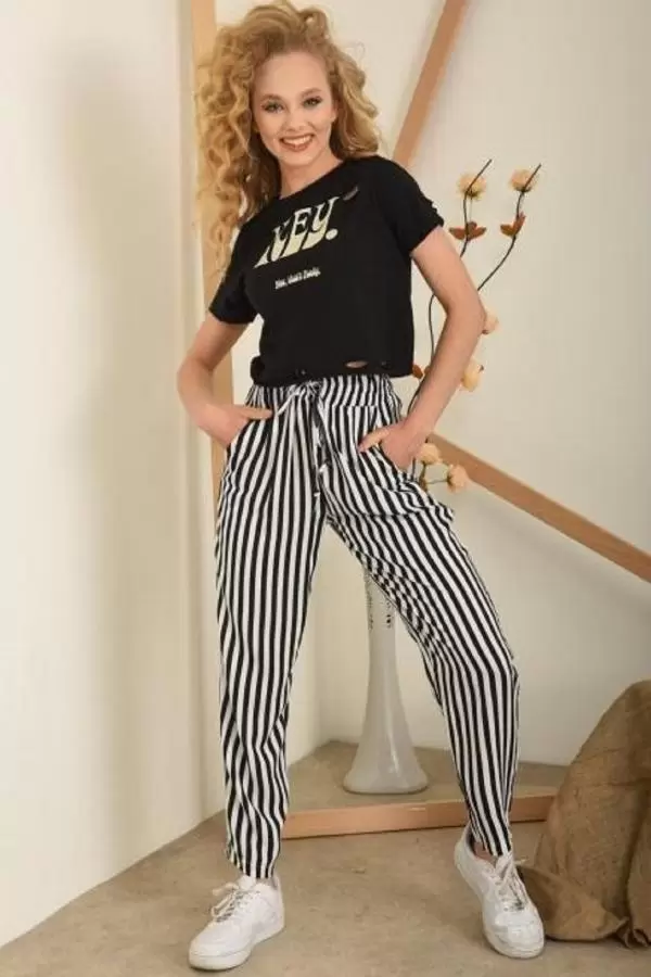Yuvarlak Yaka Hey Baskılı Delikli Siyah Tişört ve Siyah Çizgili Kadın Eşofman Takım
